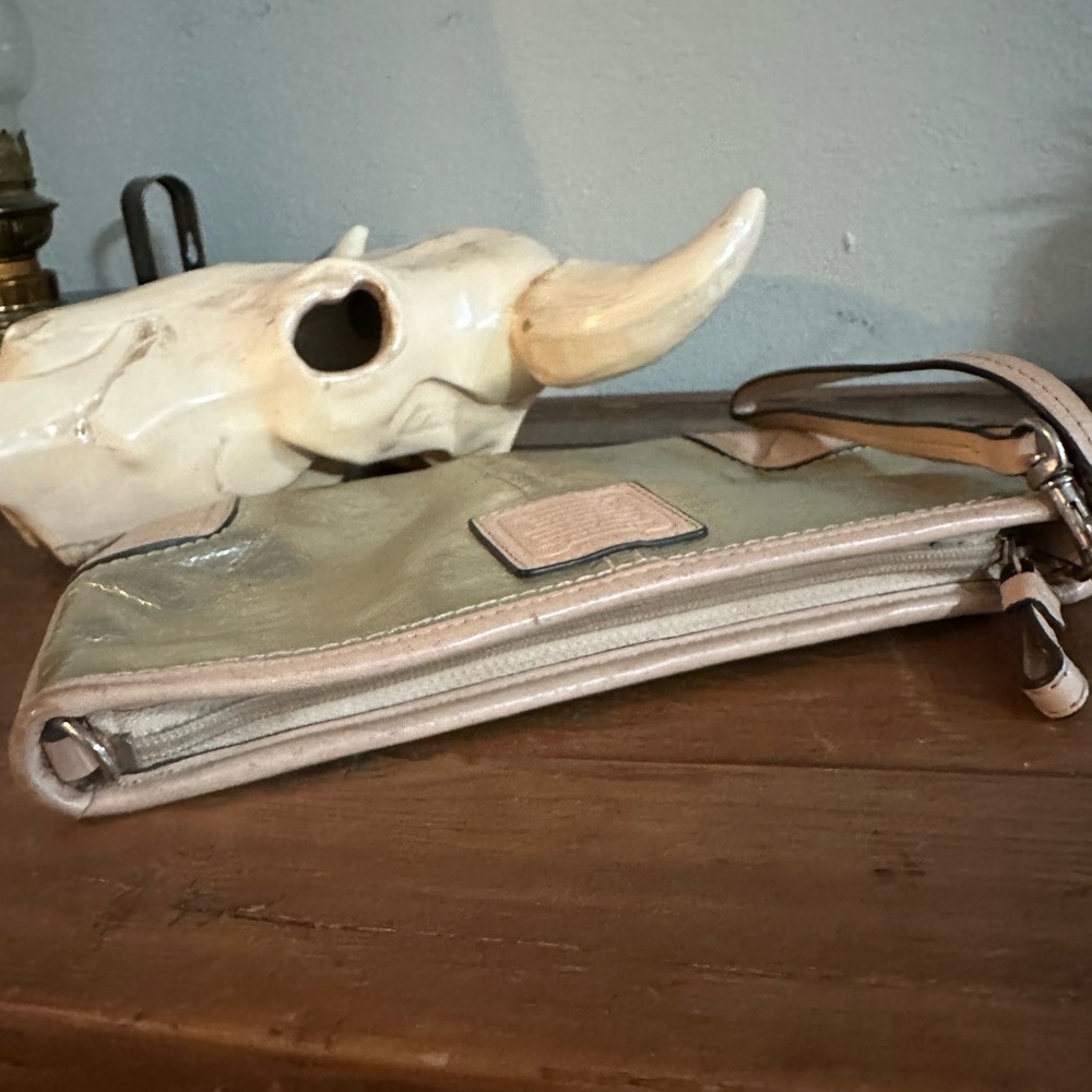 Coach - Silver Wristlet with hand strap - Picture 4 of 5